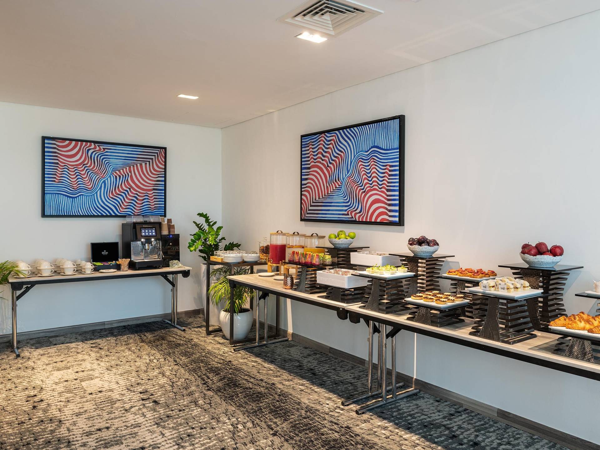 Th8 Palm Dubai Beach Resort, Vignette Collection, an IHG Hotel