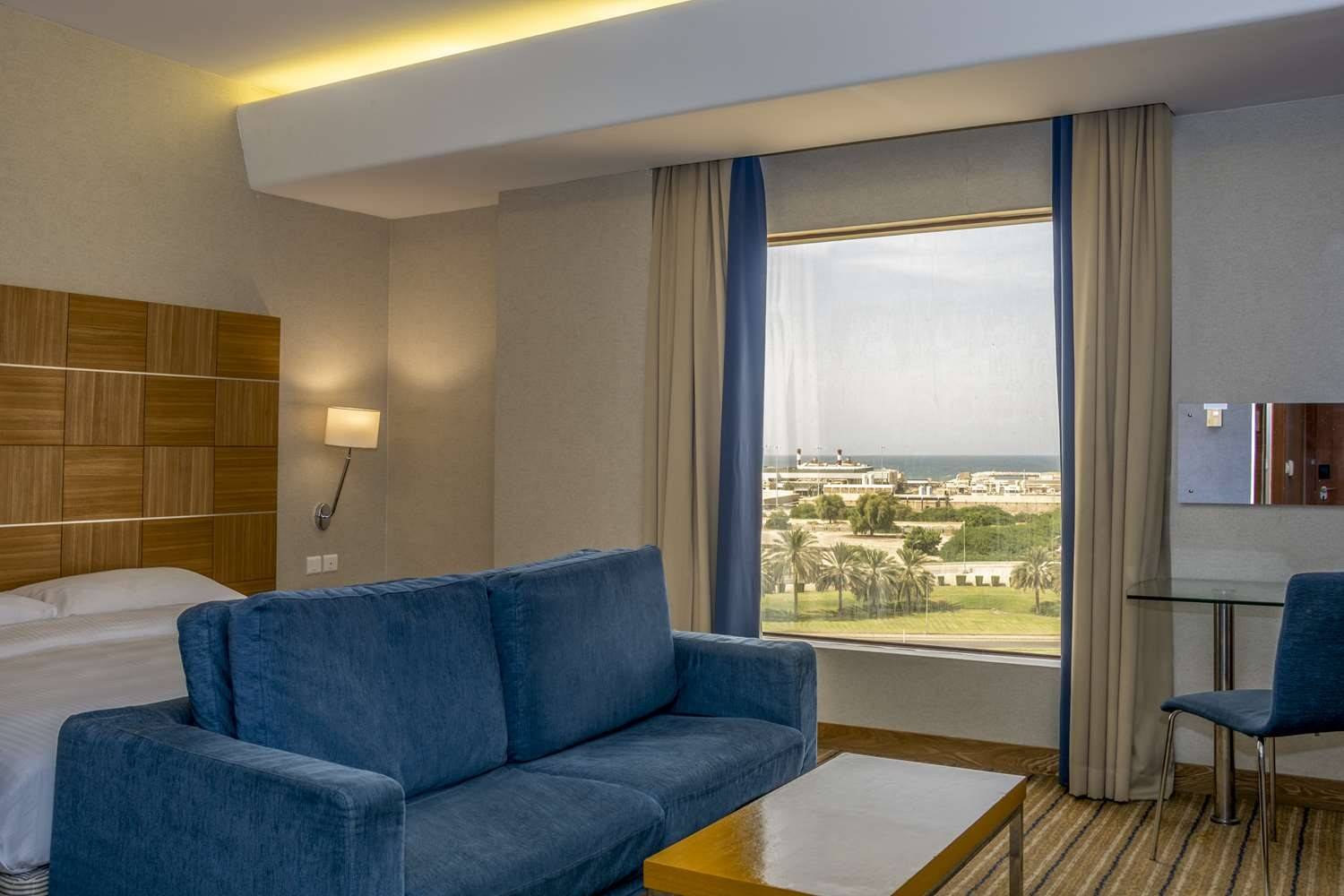 Golden Tulip Muscat