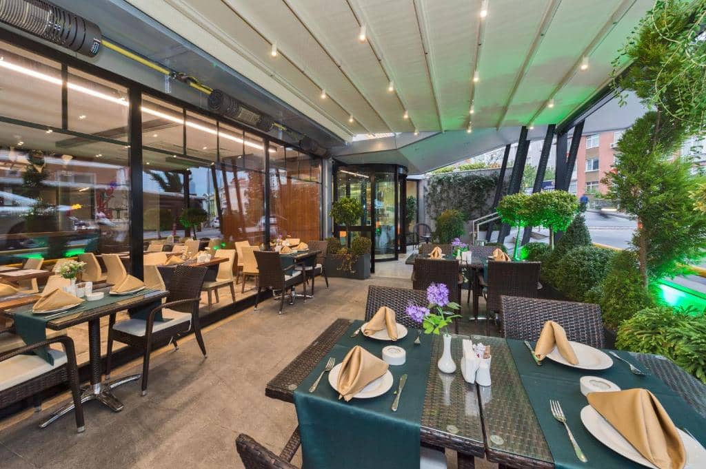 Hotel Boursier 1 & Spa - an empty restaurant with tables and chairs and tablesktop at Hotel Boursier 1 &amp; Spa in Istanbul