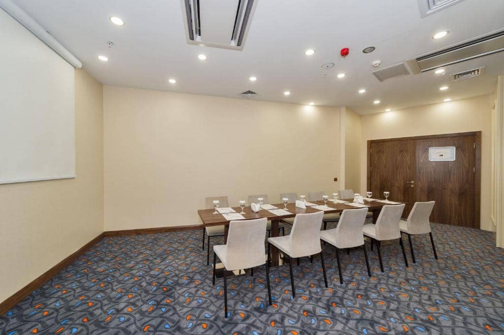 Hotel Boursier 1 & Spa - a conference room with a long table and chairs at Hotel Boursier 1 &amp; Spa in Istanbul