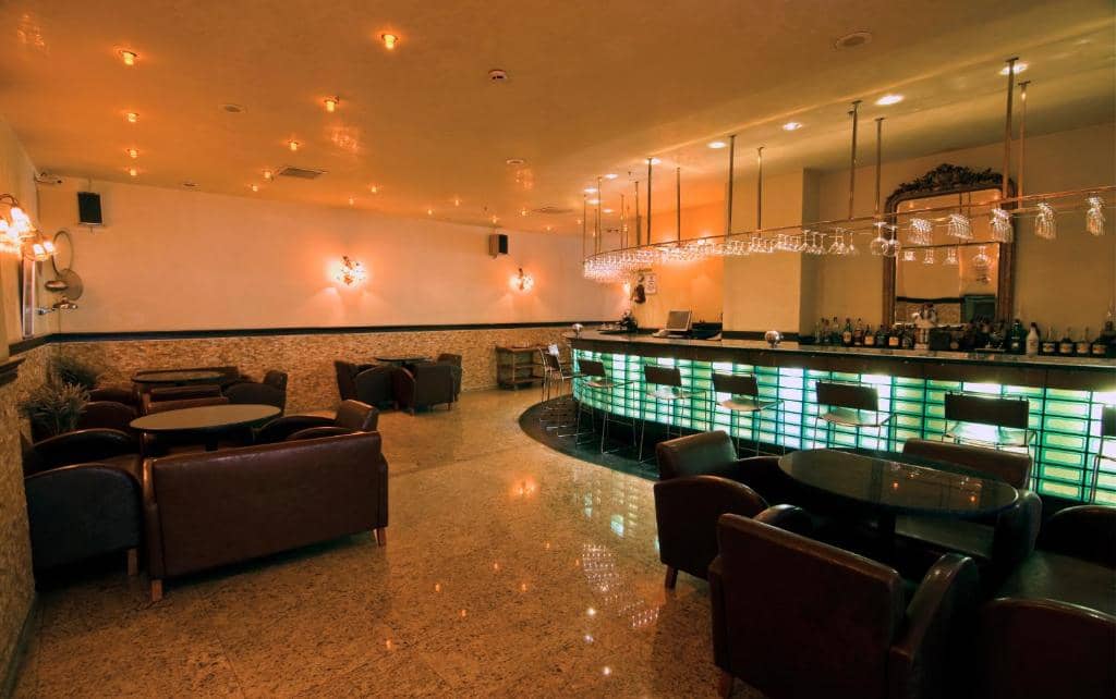 Hotel Buyuk Keban - a restaurant with tables and chairs and a bar at Hotel Buyuk Keban in Istanbul