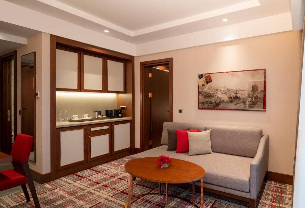 Mövenpick Hotel Istanbul Asia Airport - a living room with a couch and a table at Mövenpick Hotel Istanbul Asia Airport in Istanbul