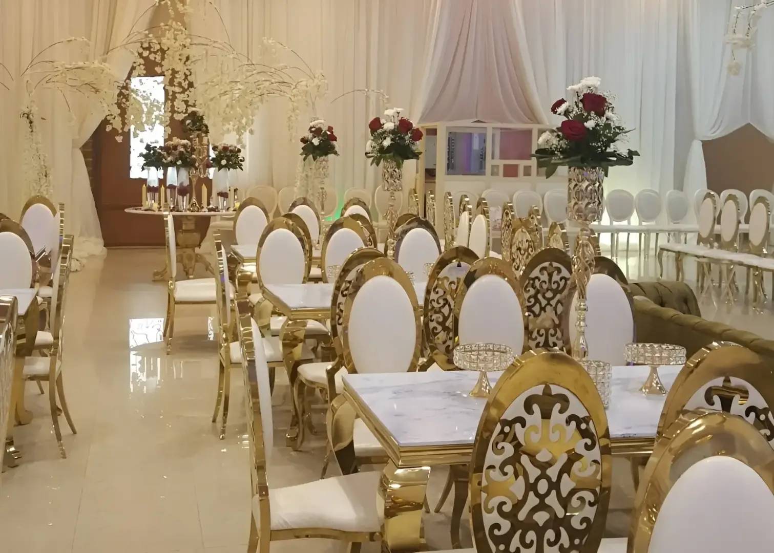 Elegant dining setup with floral arrangements at Al Romansiah Wedding Venue Khafji, Saudi Arabia.