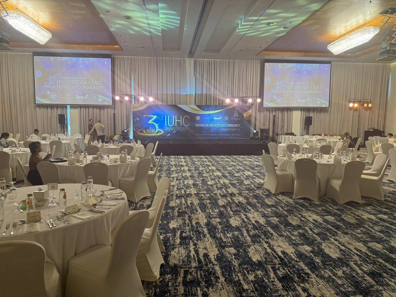 Two Seasons Hotel & Apartments Dubai