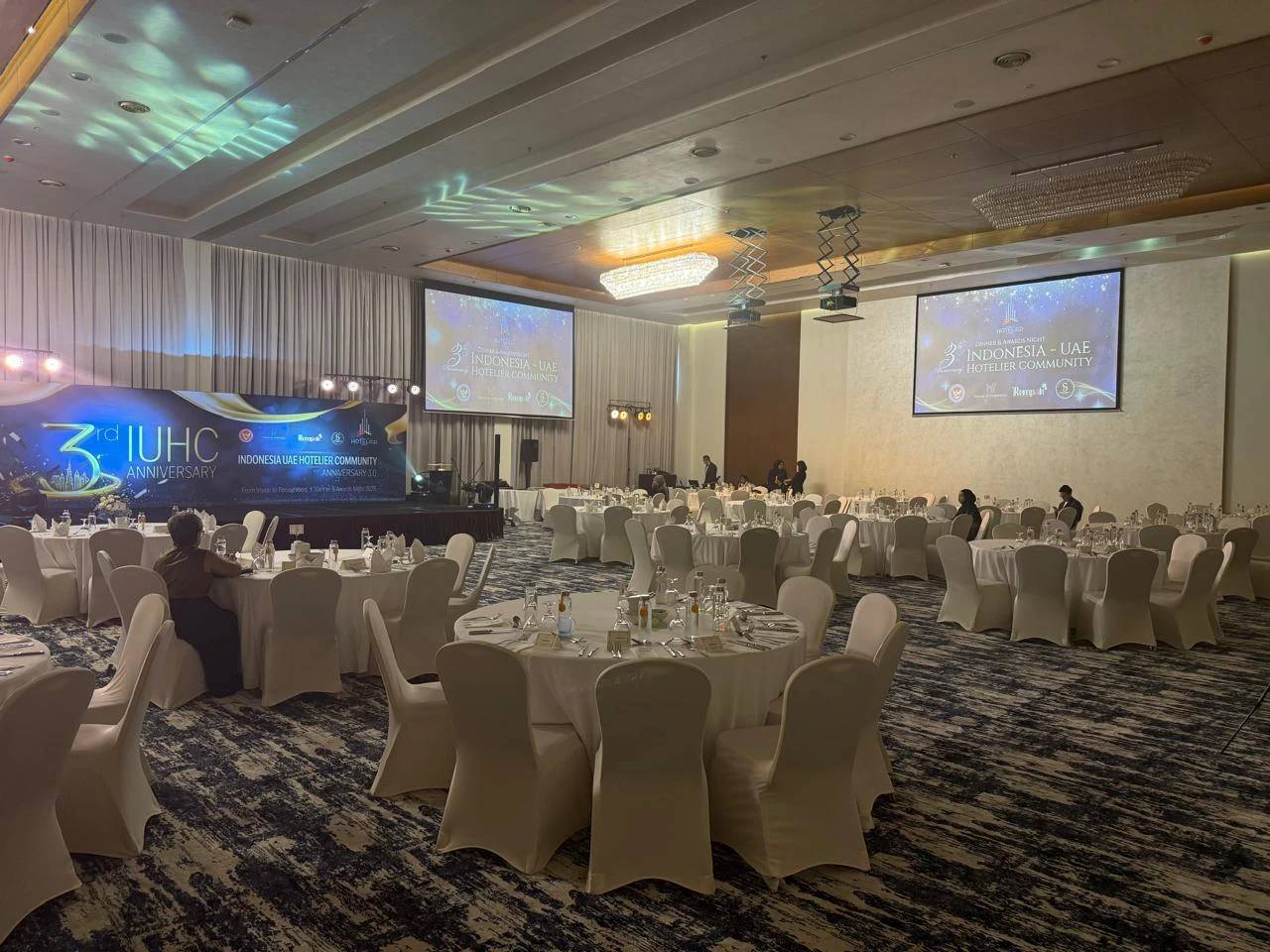 Two Seasons Hotel & Apartments Dubai