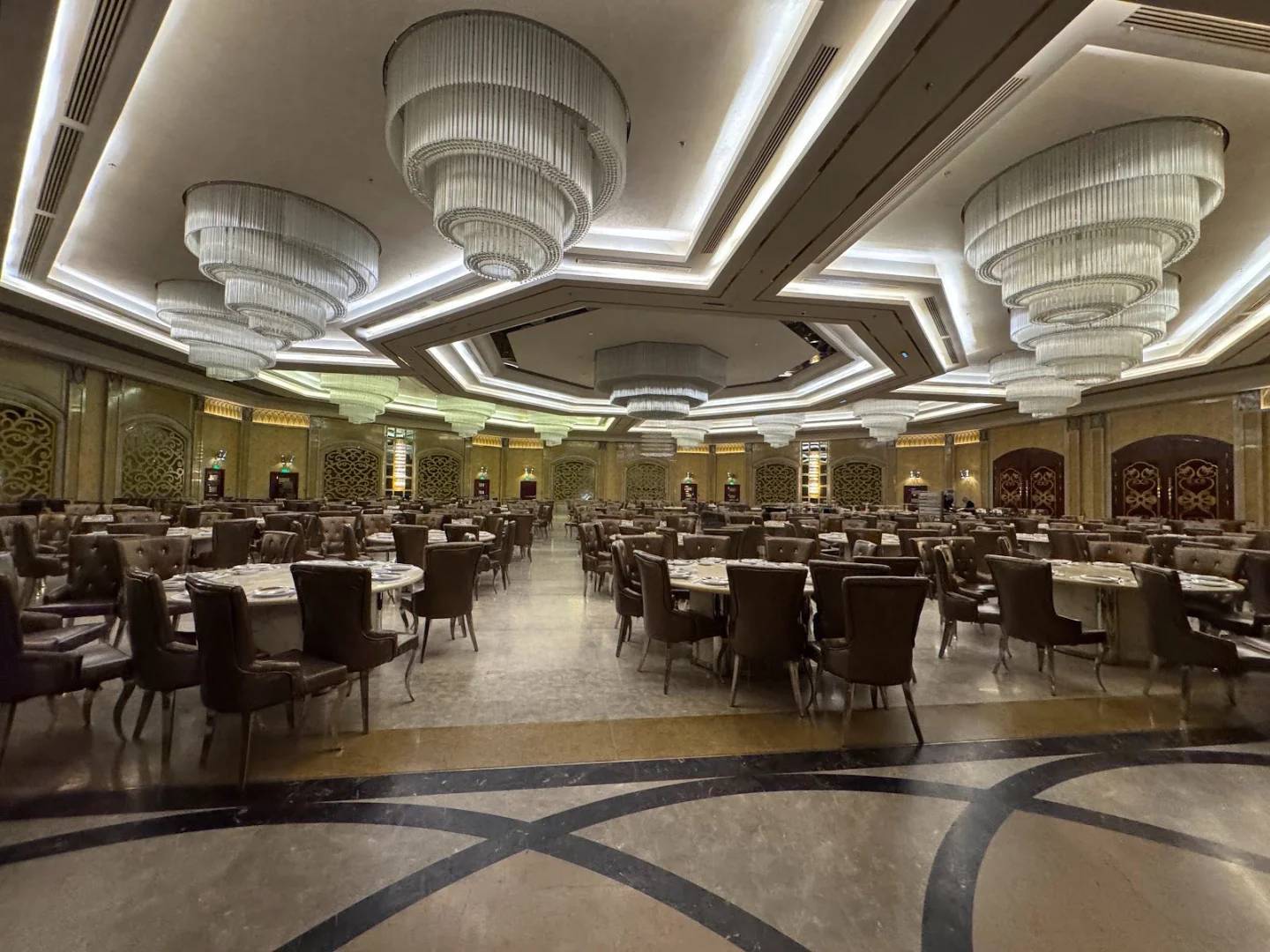 Elegant banquet hall with chandeliers at H Laylati Event Venue, Madinah, Saudi Arabia.