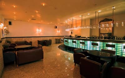 Hotel Buyuk Keban - a restaurant with tables and chairs and a bar at Hotel Buyuk Keban in Istanbul