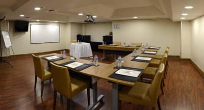 Hotel Buyuk Keban - a conference room with a long table and chairs at Hotel Buyuk Keban in Istanbul