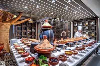 Buffet with chef at Radisson Blu Hotel, Dubai Deira Creek.