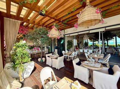 Elegant outdoor dining at Viva La Vida Doha, Lusail.