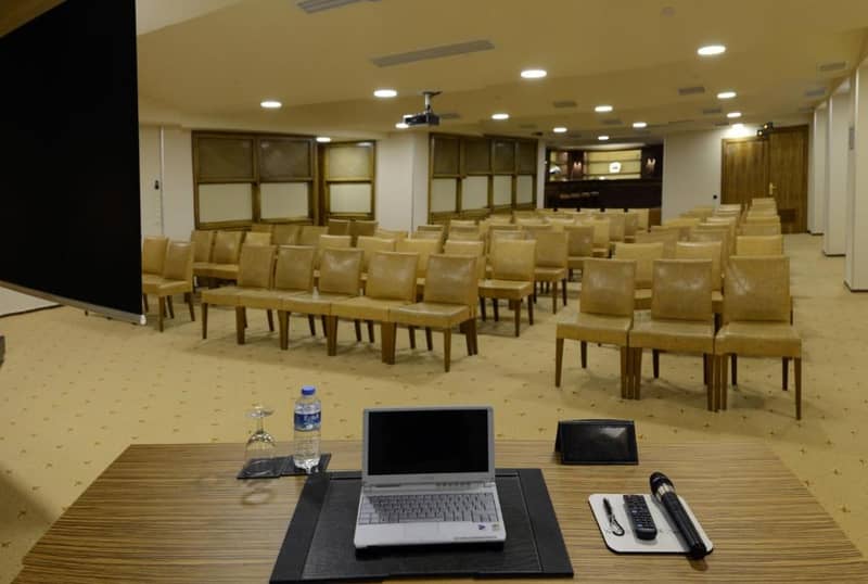 Hotel Buyuk Keban - a conference room with a laptop on a table and chairs at Hotel Buyuk Keban in Istanbul