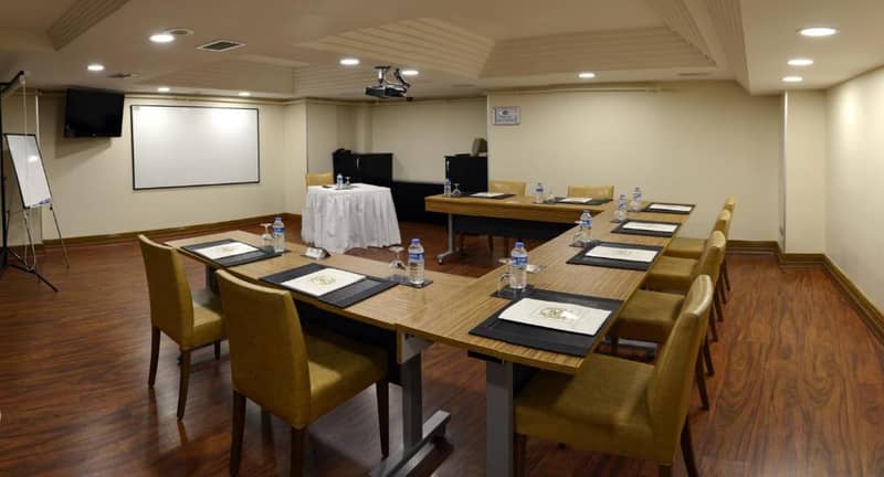 Hotel Buyuk Keban - a conference room with a long table and chairs at Hotel Buyuk Keban in Istanbul