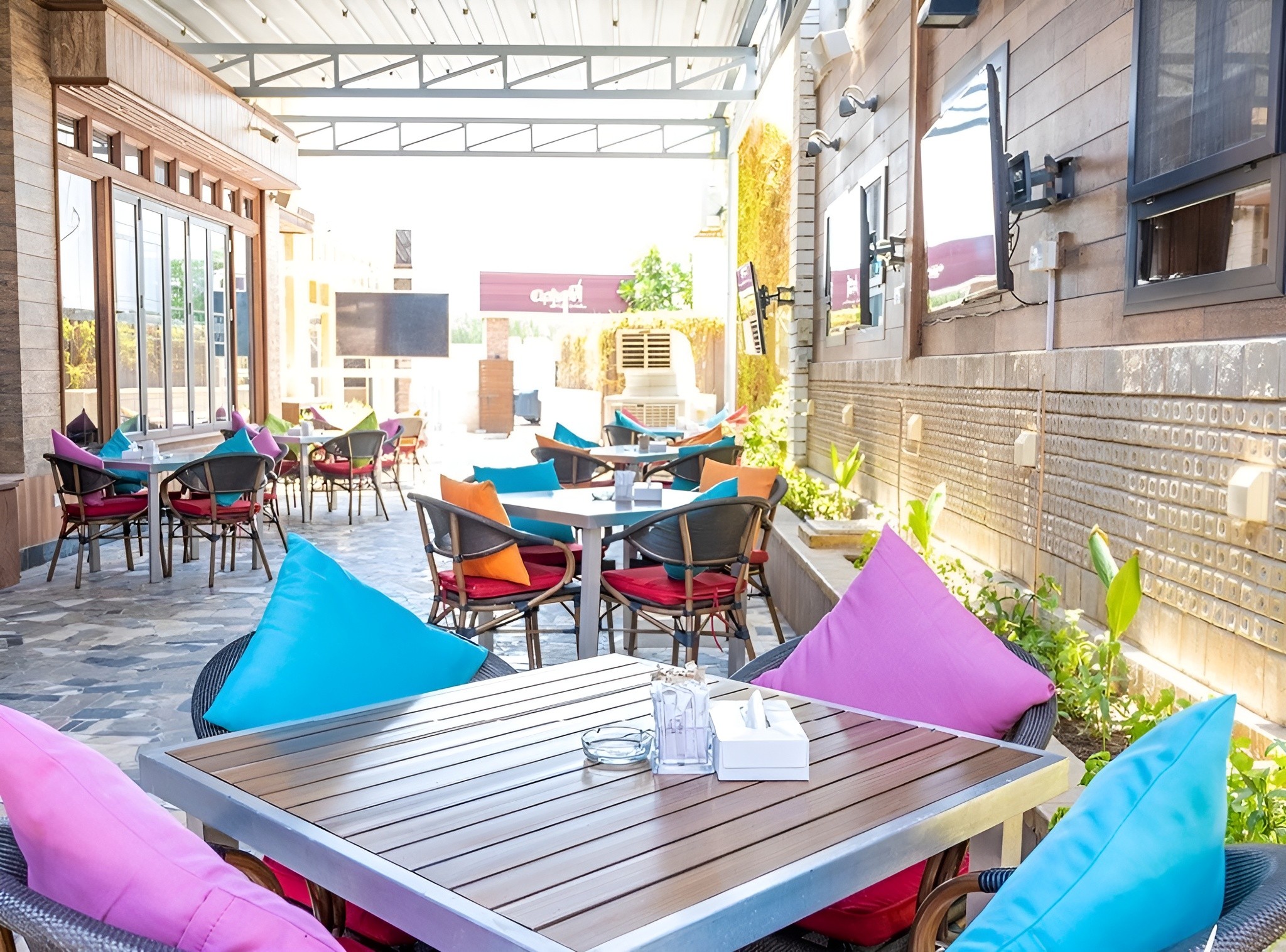 Chaise Cafe & Art Gallery