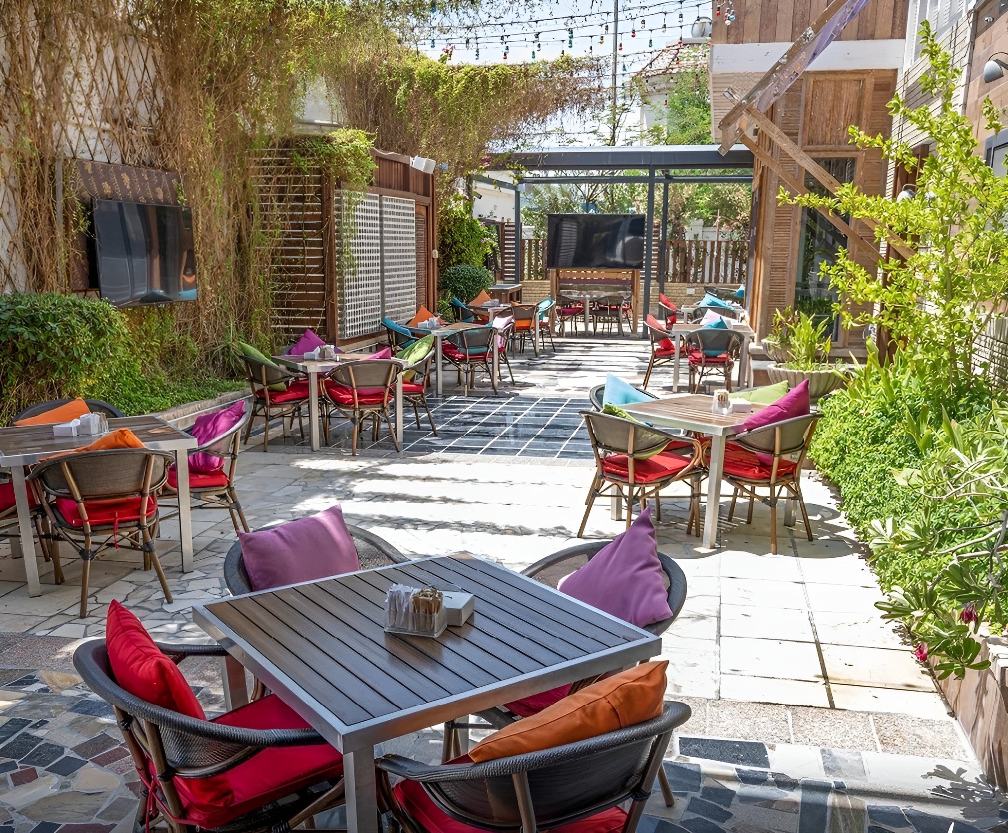 Chaise Cafe & Art Gallery