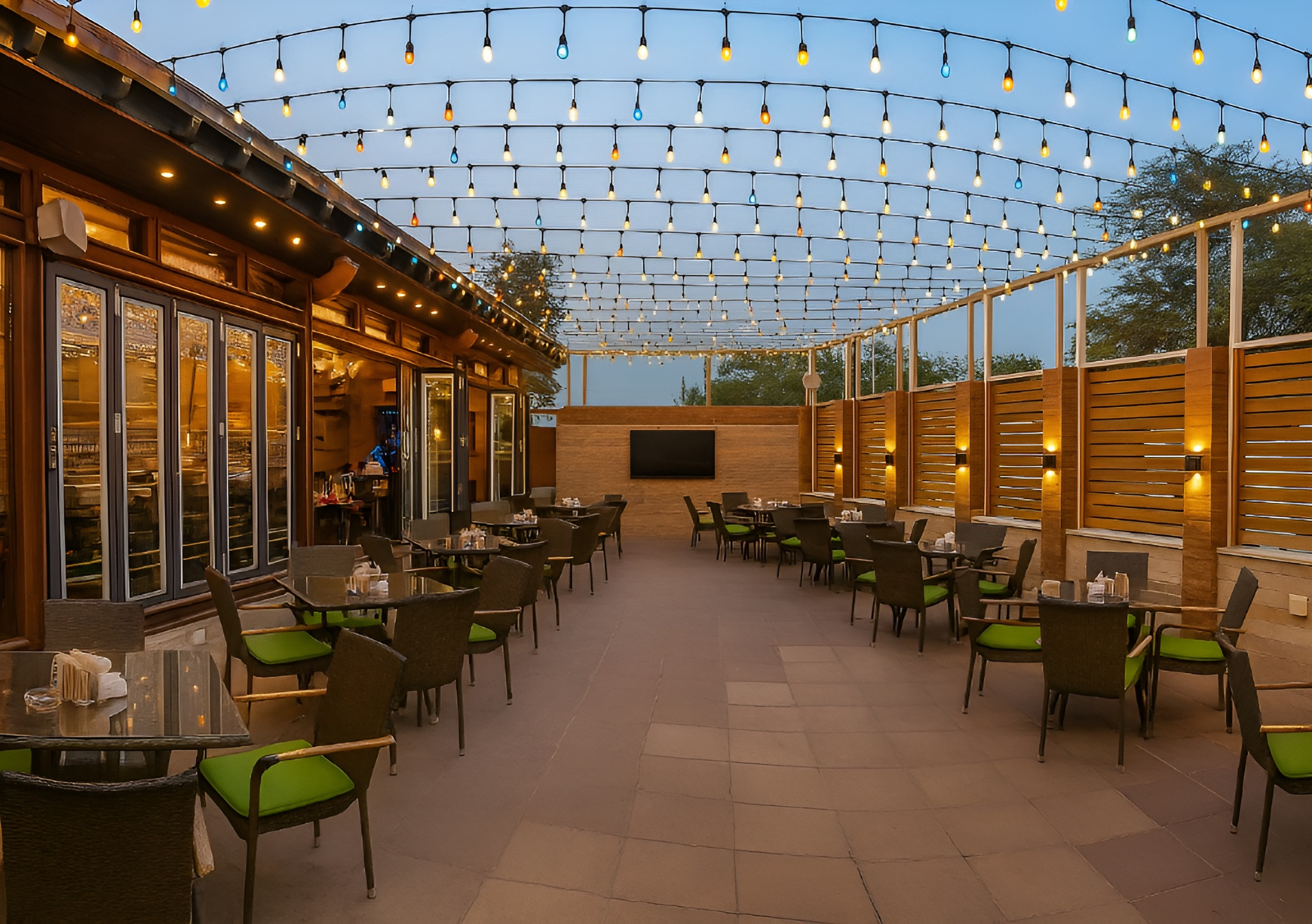 Chaise Cafe & Art Gallery