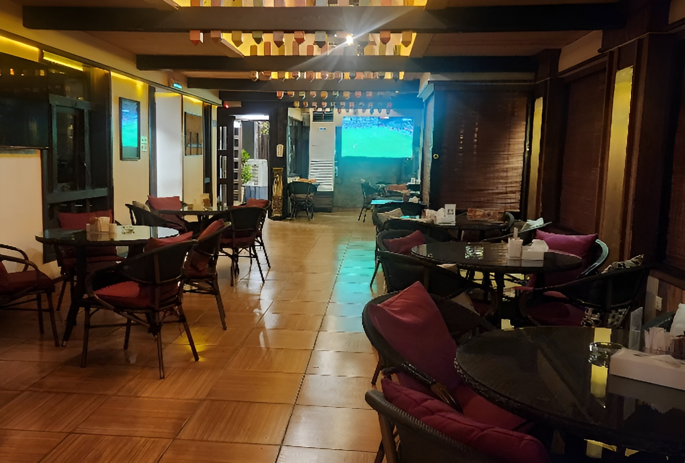 Chaise Cafe & Art Gallery