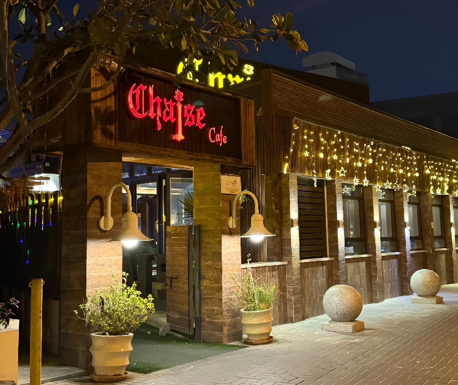 Chaise Cafe & Art Gallery