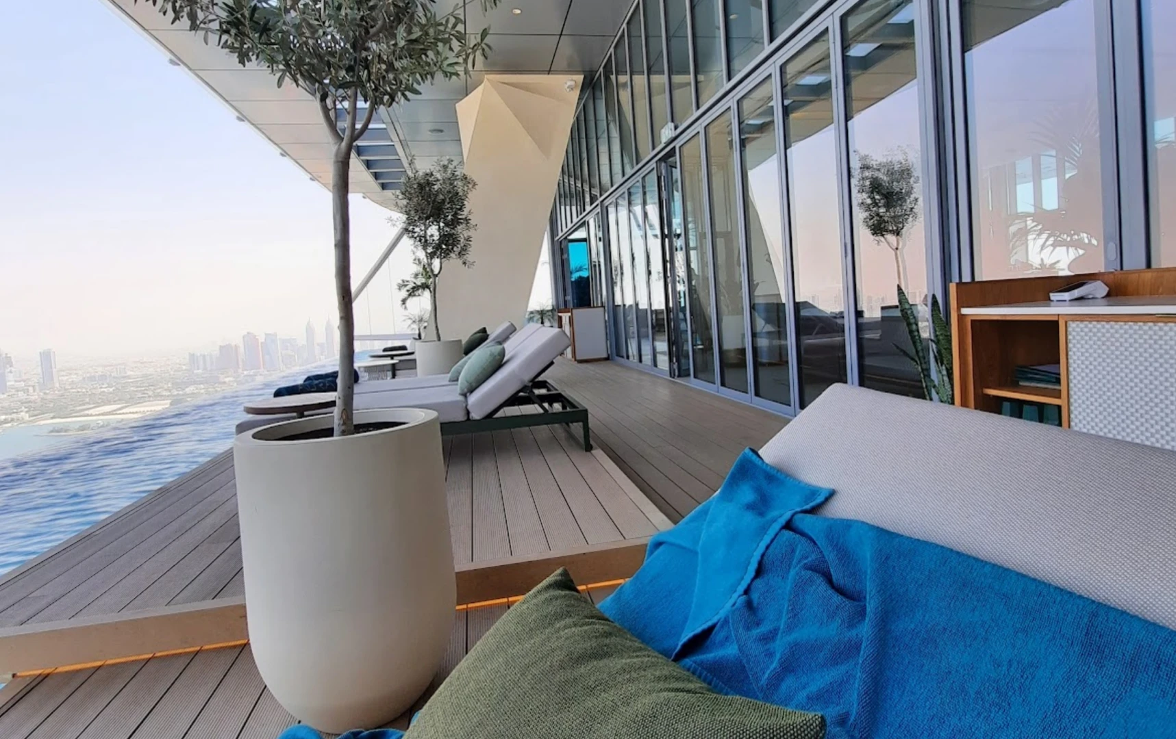 AURA SKYPOOL