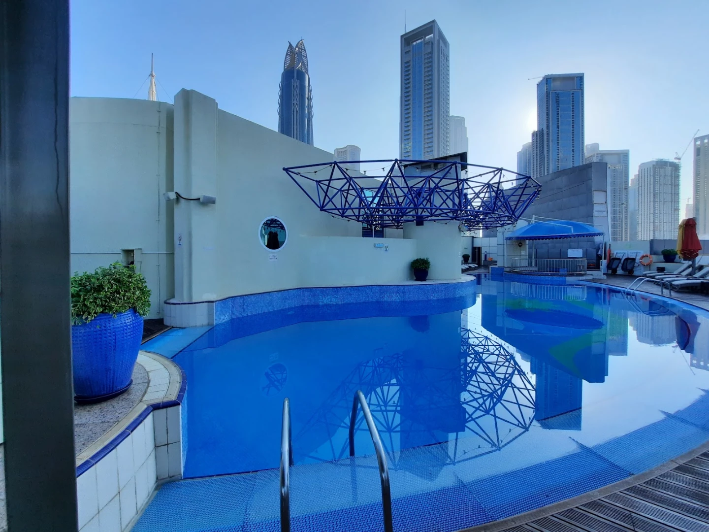 AURA SKYPOOL