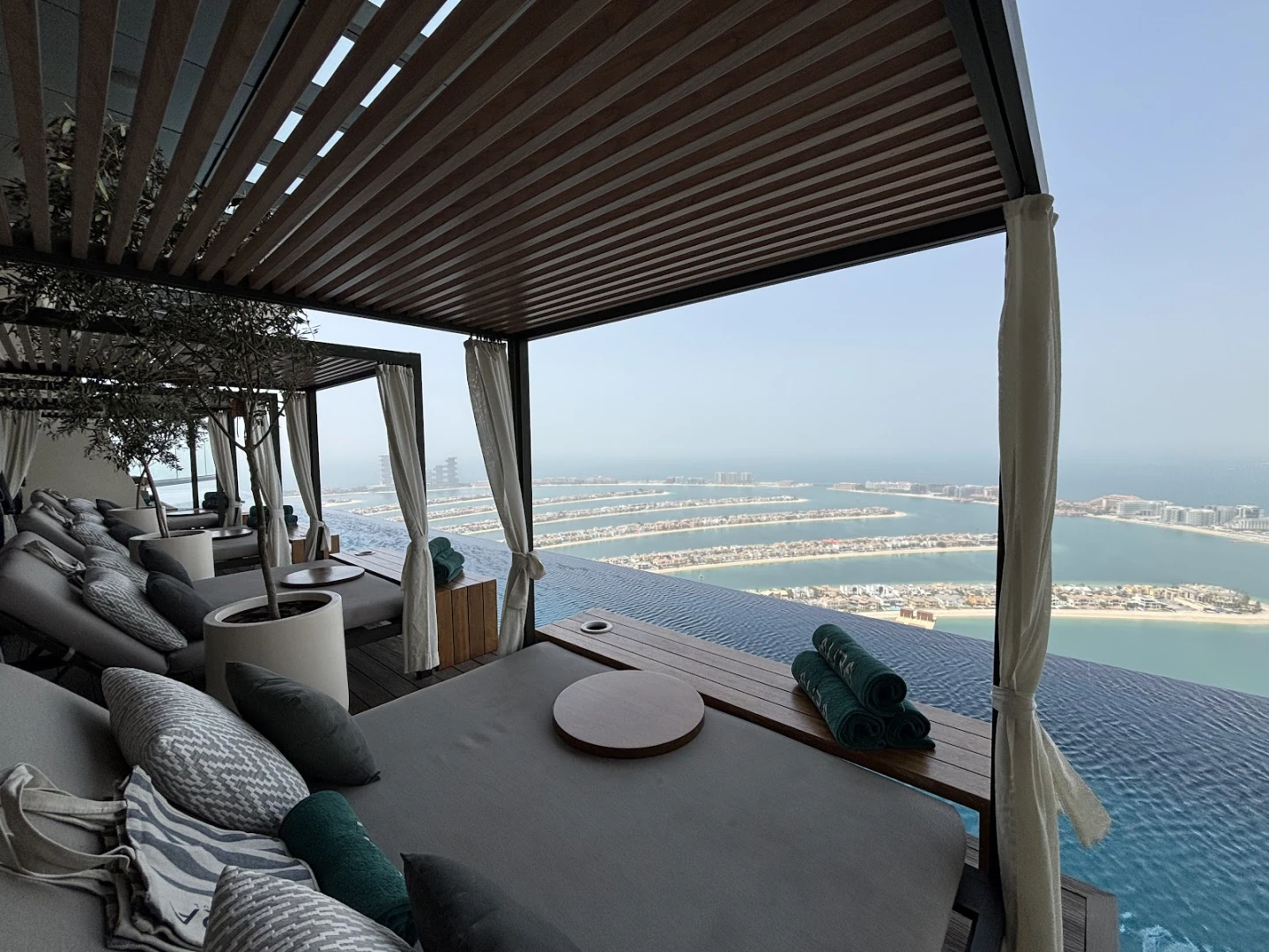 AURA SKYPOOL